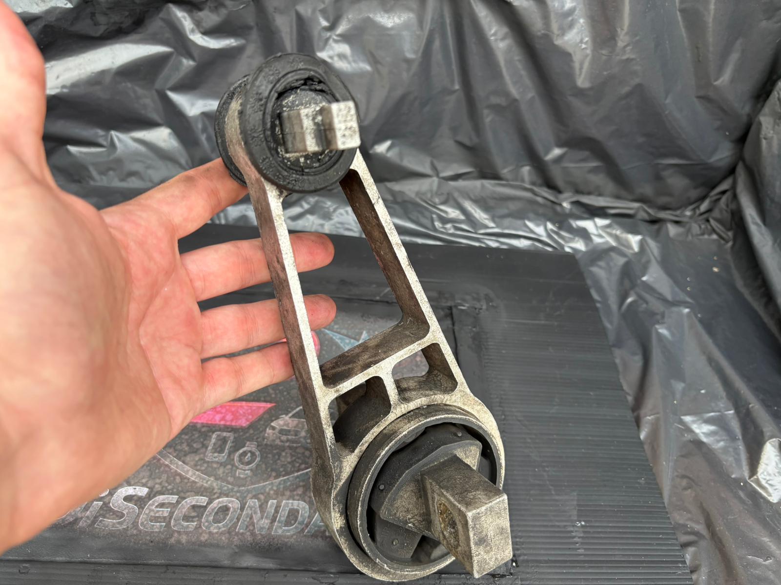SUPPORTO MOTORE ALFA BRERA SPIDER 159 2.4 JTDM COD: 50502603 ORIGINALE USATO